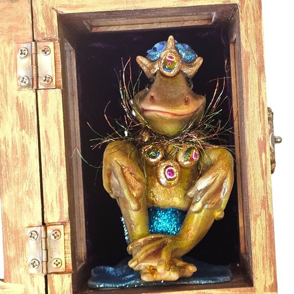 Prince Frog Shadowbox Resin Unique Gift Gold 3D Artisan Made Signed Mardi Gras - Picture 2 of 16